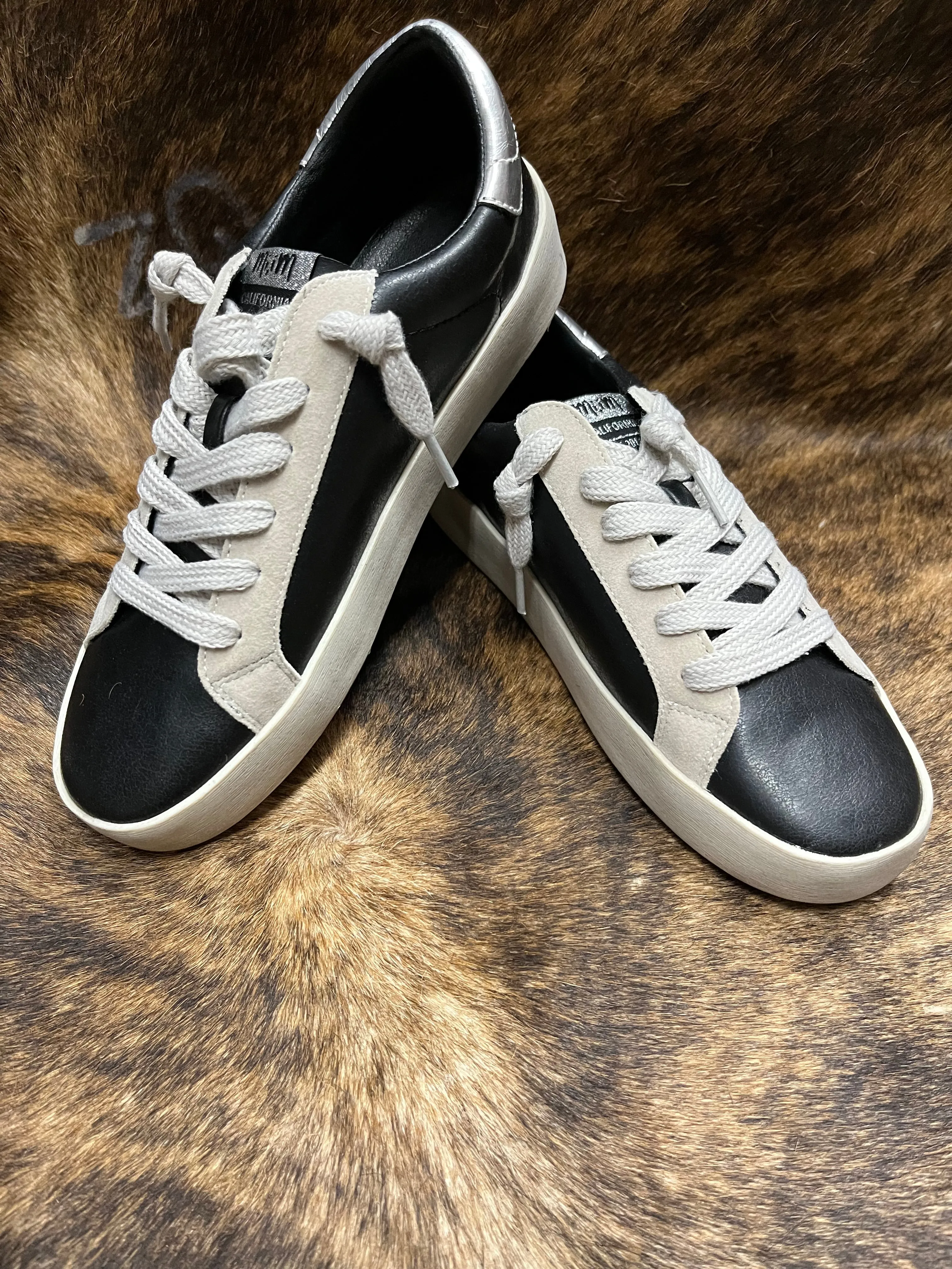 BRADY SNEAKER
