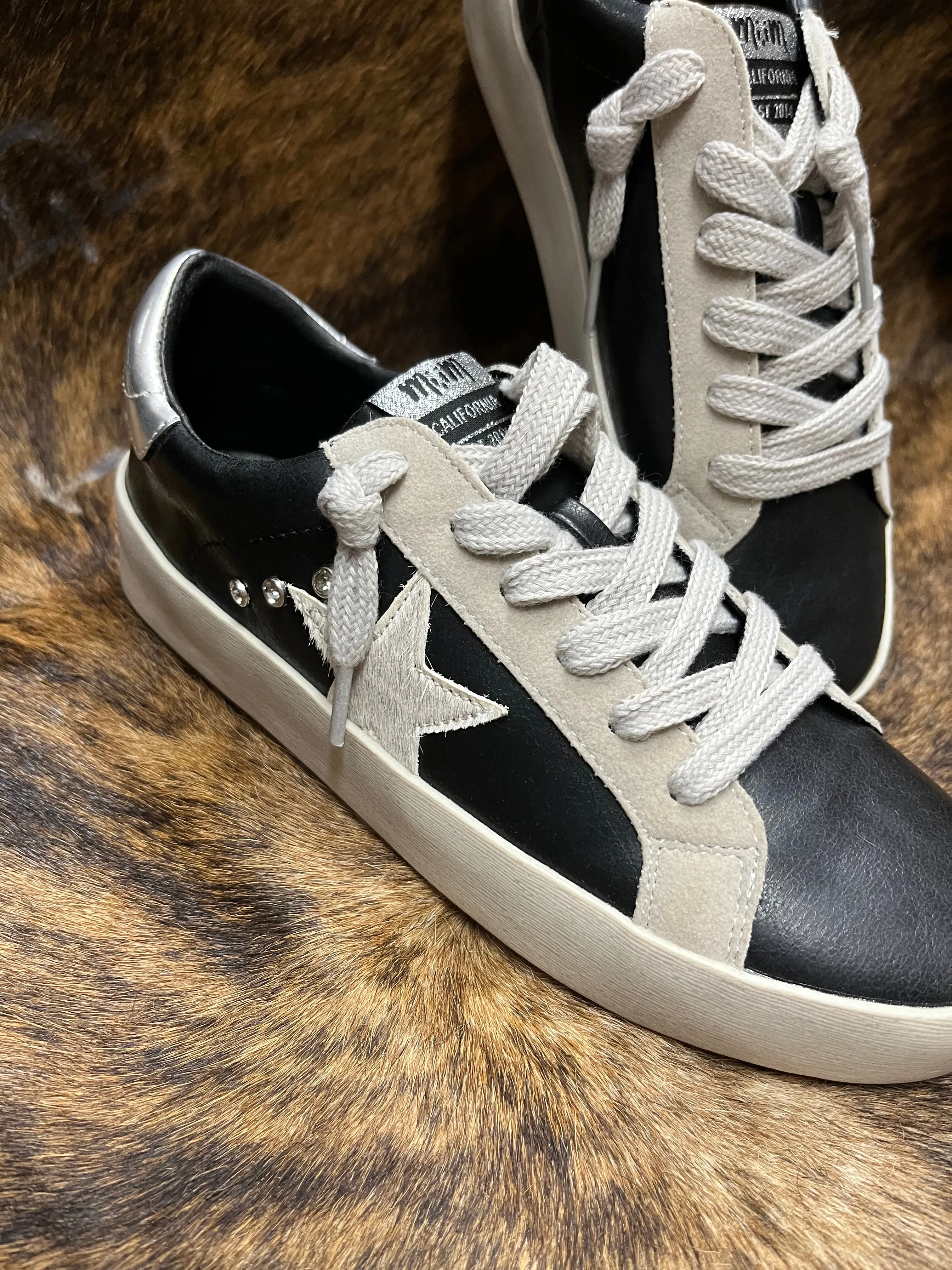 BRADY SNEAKER
