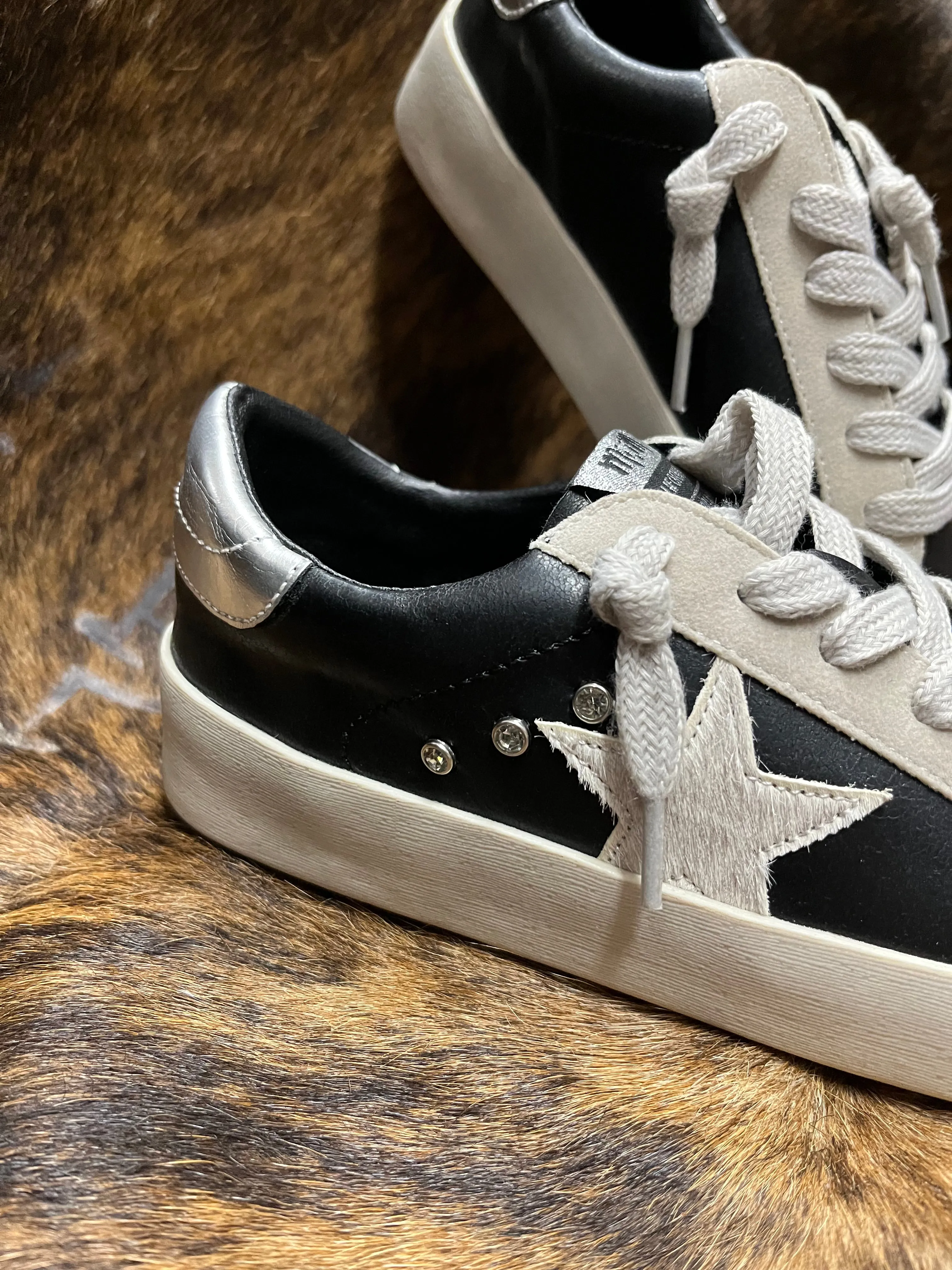 BRADY SNEAKER